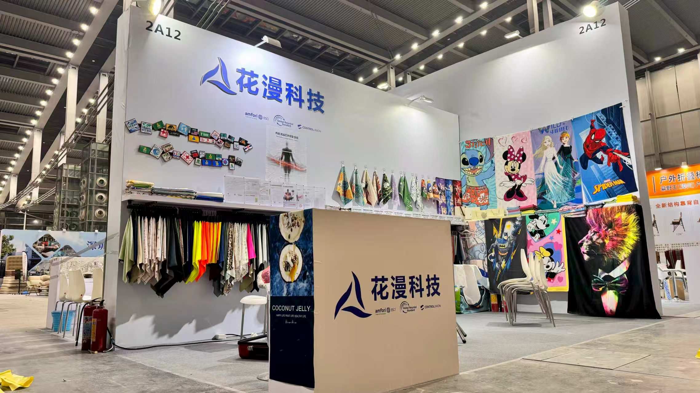 Customer communication at Huaman Tex exhibition booth